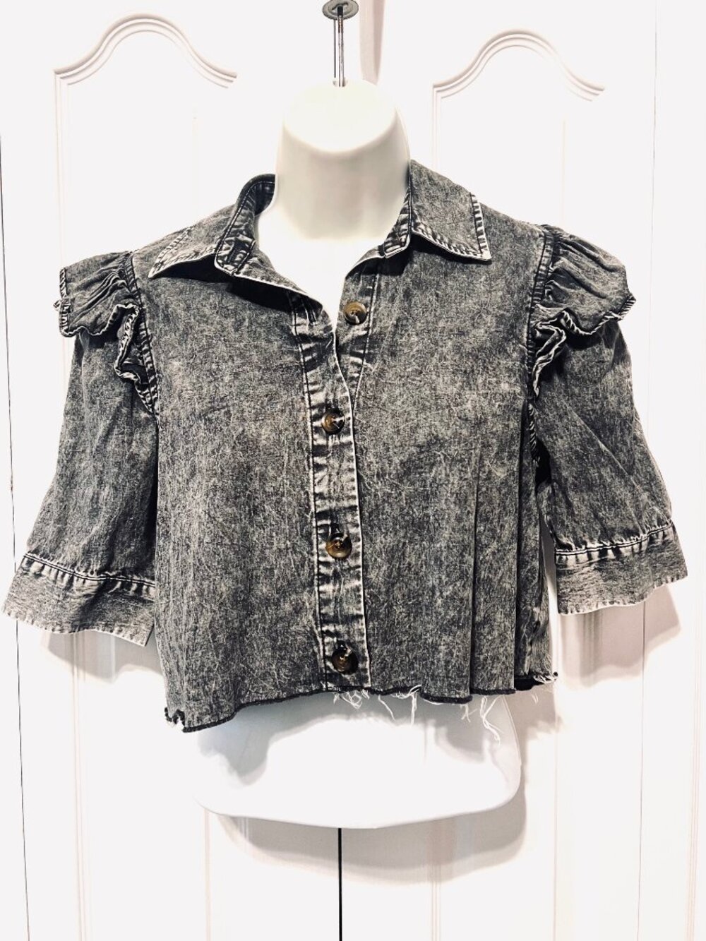 Who What Wear Gray Washed Stretch Denim Ruffle Sleeve Button Down Cropped Top-XS